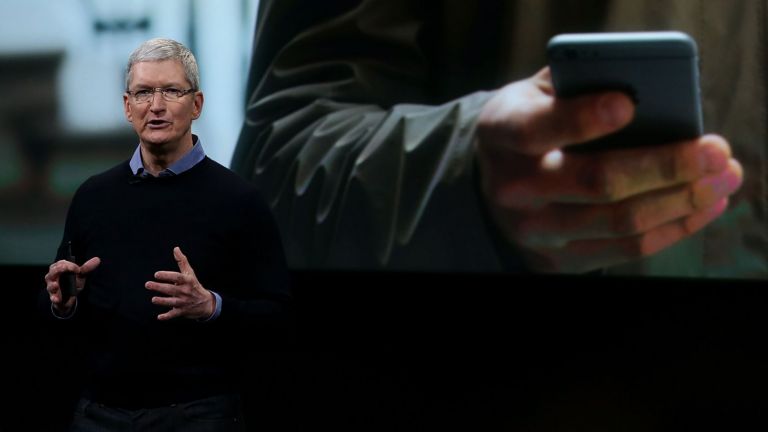 Apple плаща близо милиард на Samsung за слабите продажби