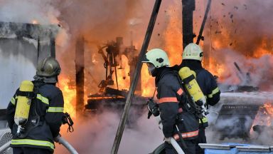  Пожарникари сигнализират за застрашени човешки животи 