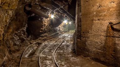 Двама миньори са пострадали при подготовка за взривяване в рудник