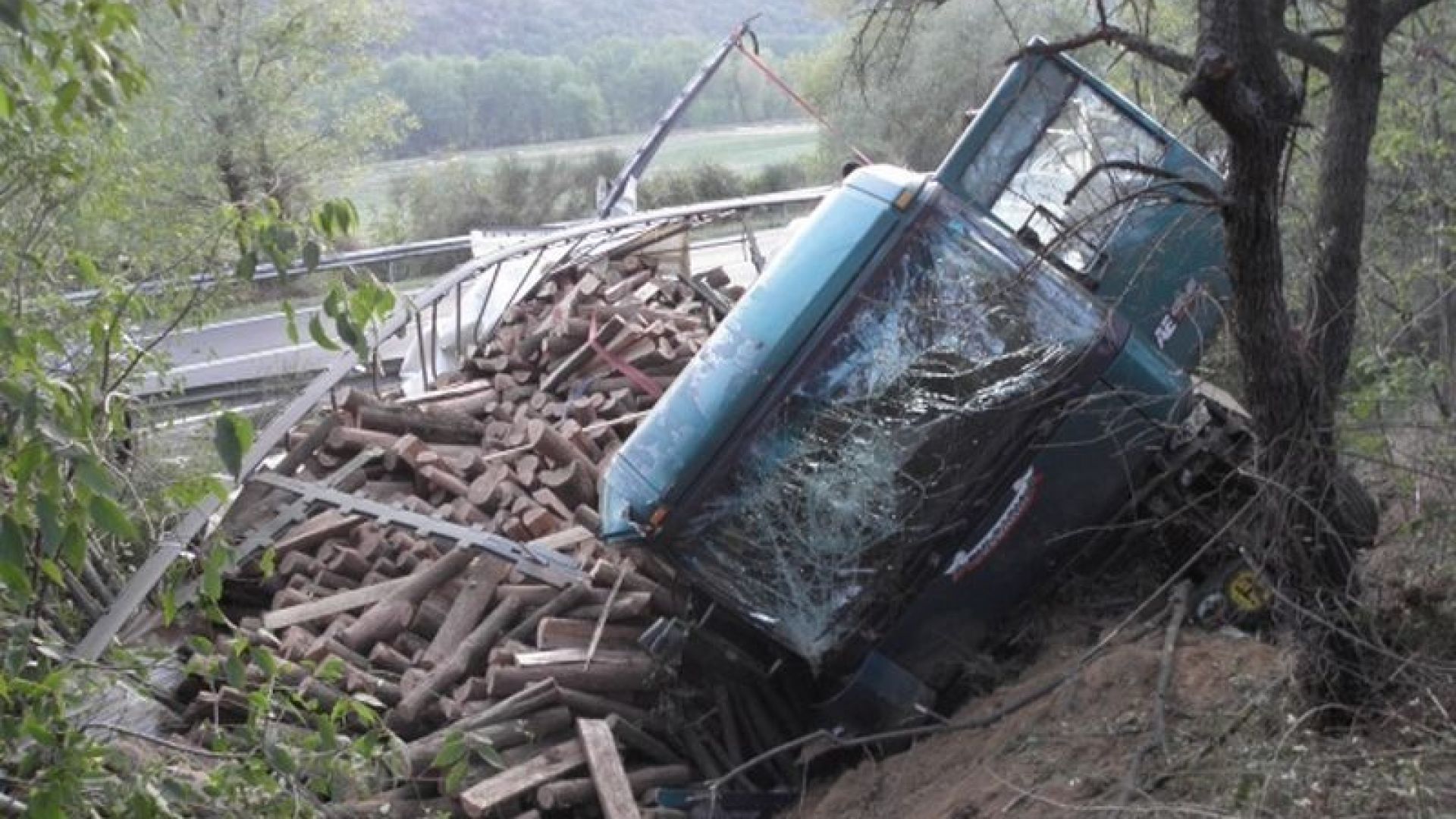 Камион с дърва се е паднал от моста при местността