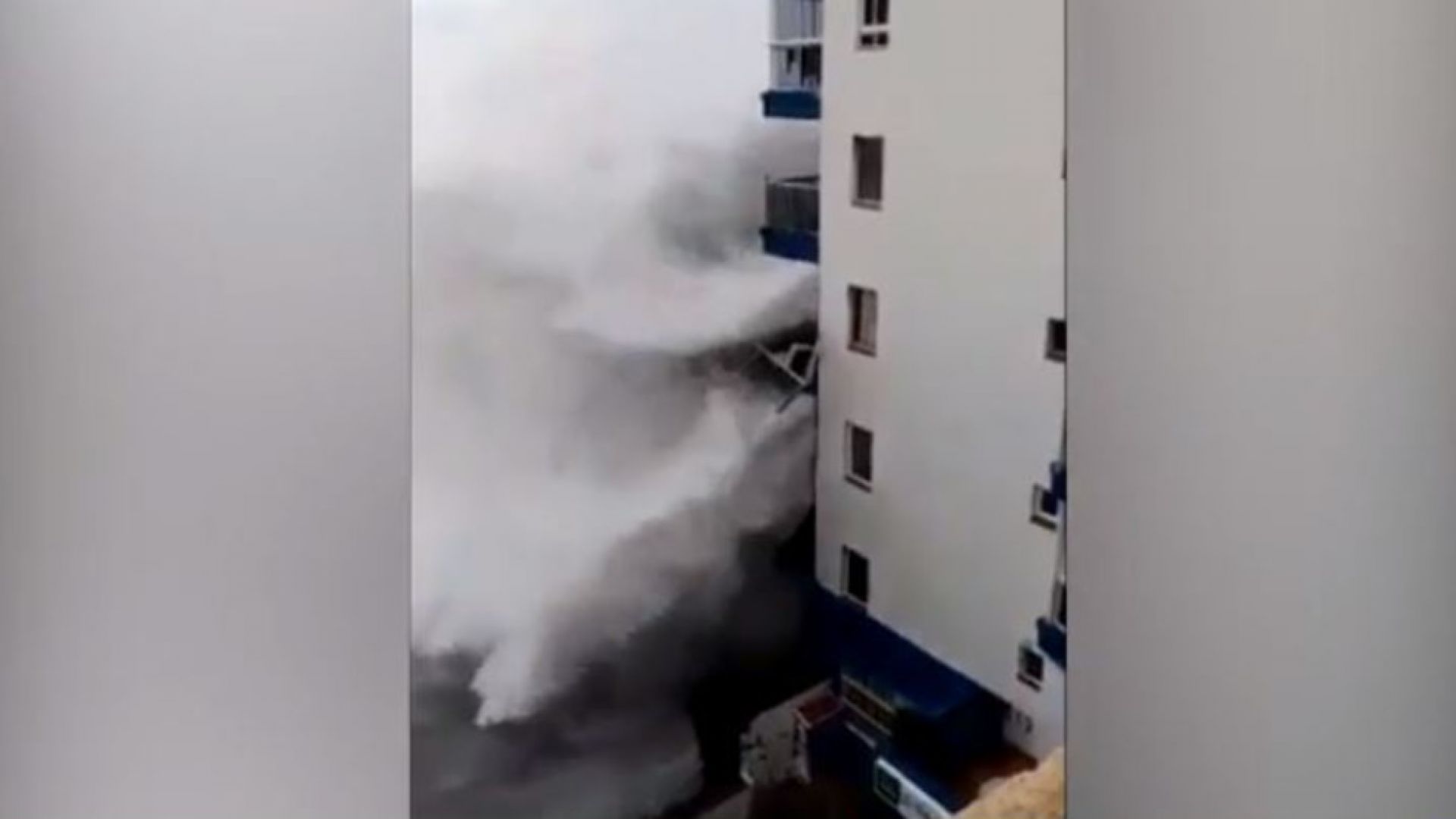Огромни вълни се разбиват в хотели на първа линия в Тенерифе (видео)