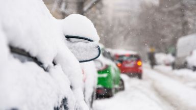 Близо 70 повредени автомобила в Букурещ заради снега 