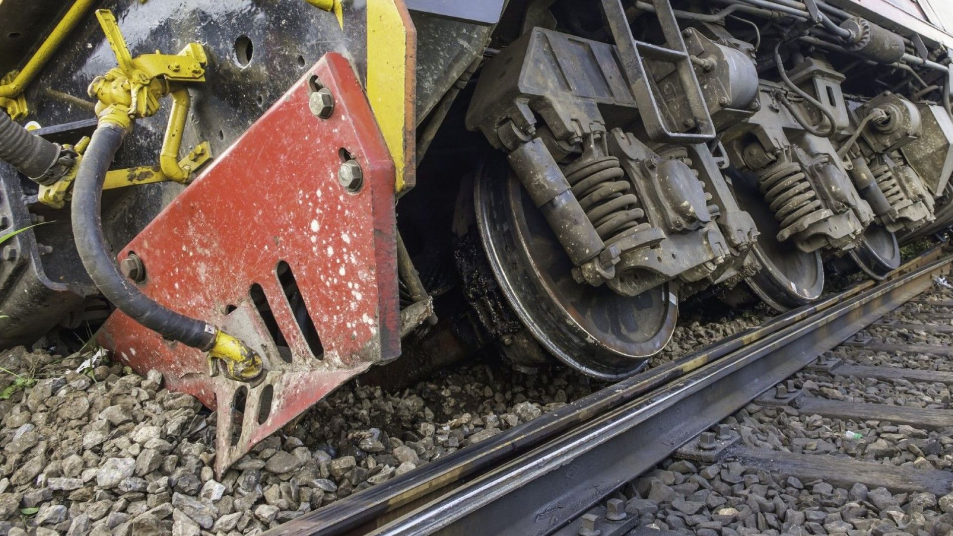 Пътнически влак катастрофира заради паднали скали съобщиха за Dir bg от