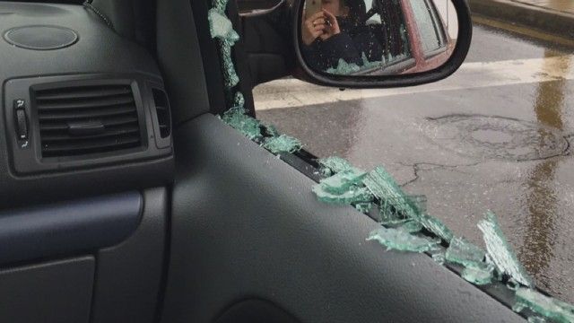 Нова порция агресия на пътя, мъж разби стъклото на кола с юмрук
