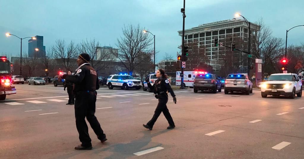 Полицаи пред болницата в Чикаго след стрелбата