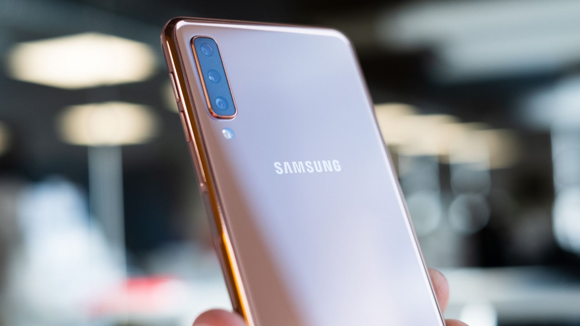 Спад в печалбите вещаят в Samsung