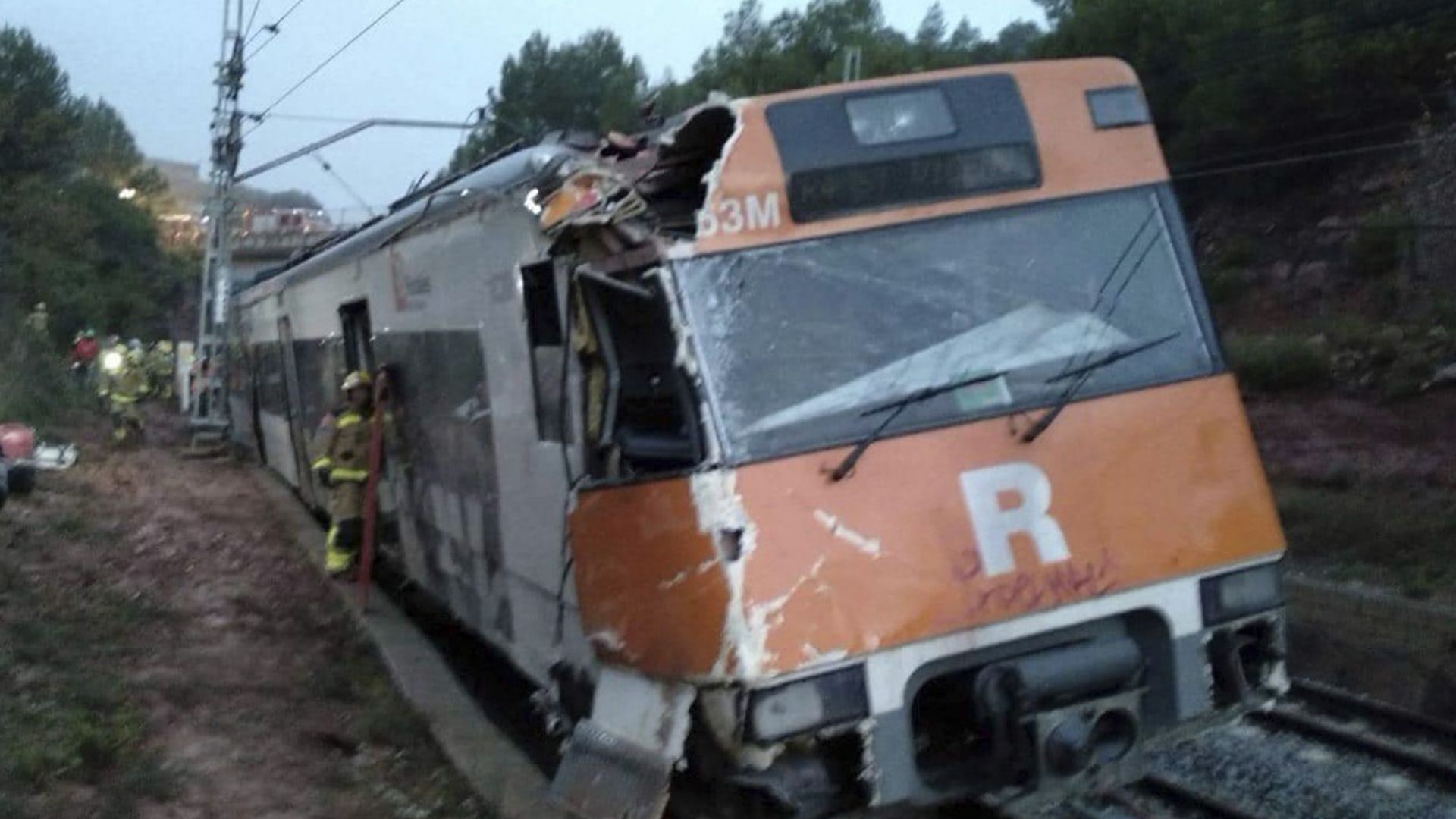 Влак дерайлира край Барселона, един загинал и десетки ранени
