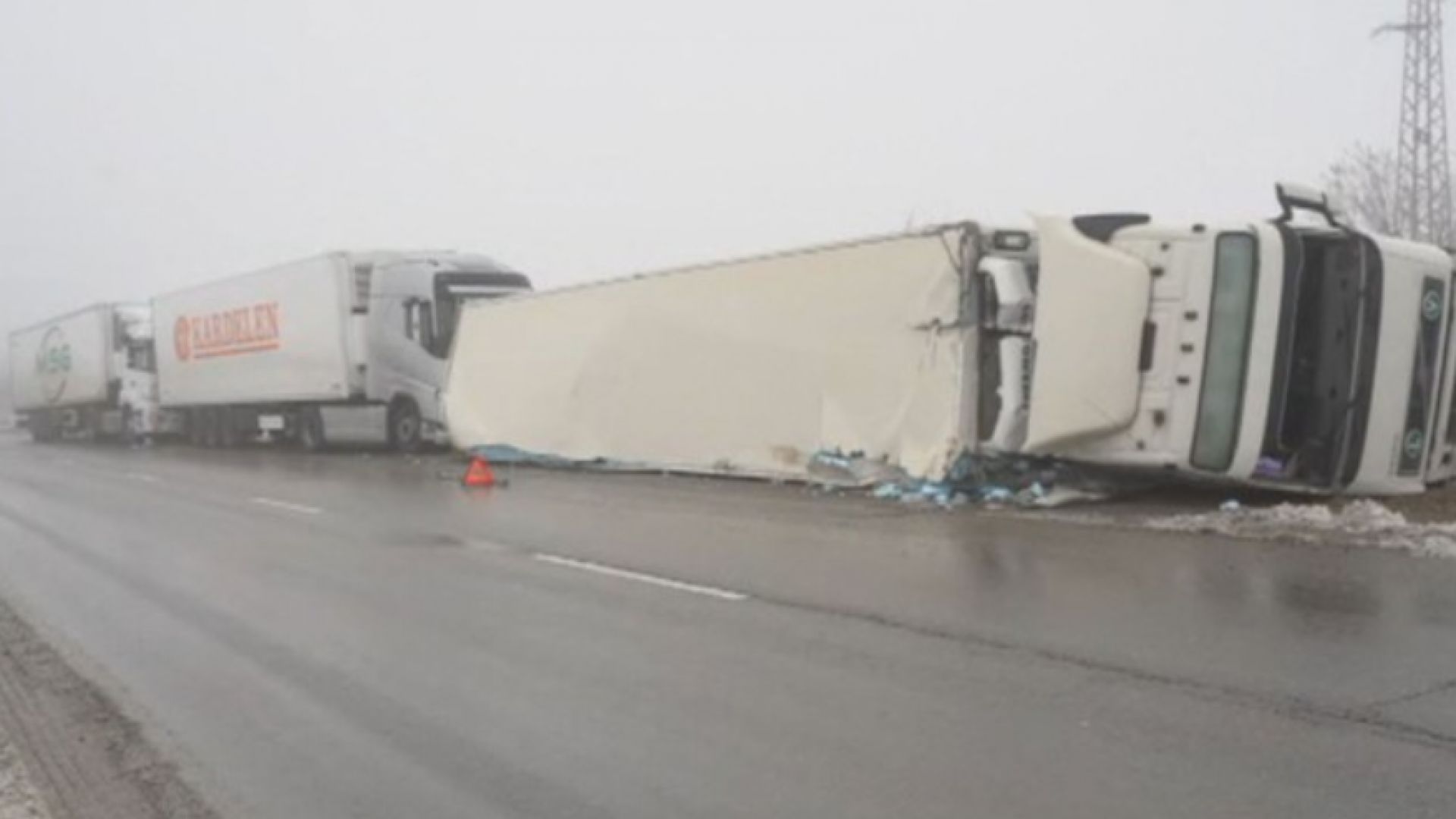 ТИР с турска регистрация който вчера се е преобърнал на