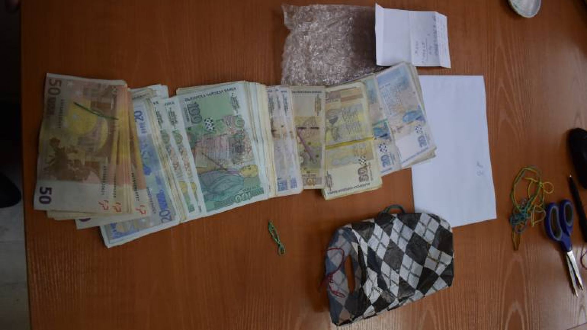 Заплахата от тероризъм особено от радикални ислямисти продължава да е