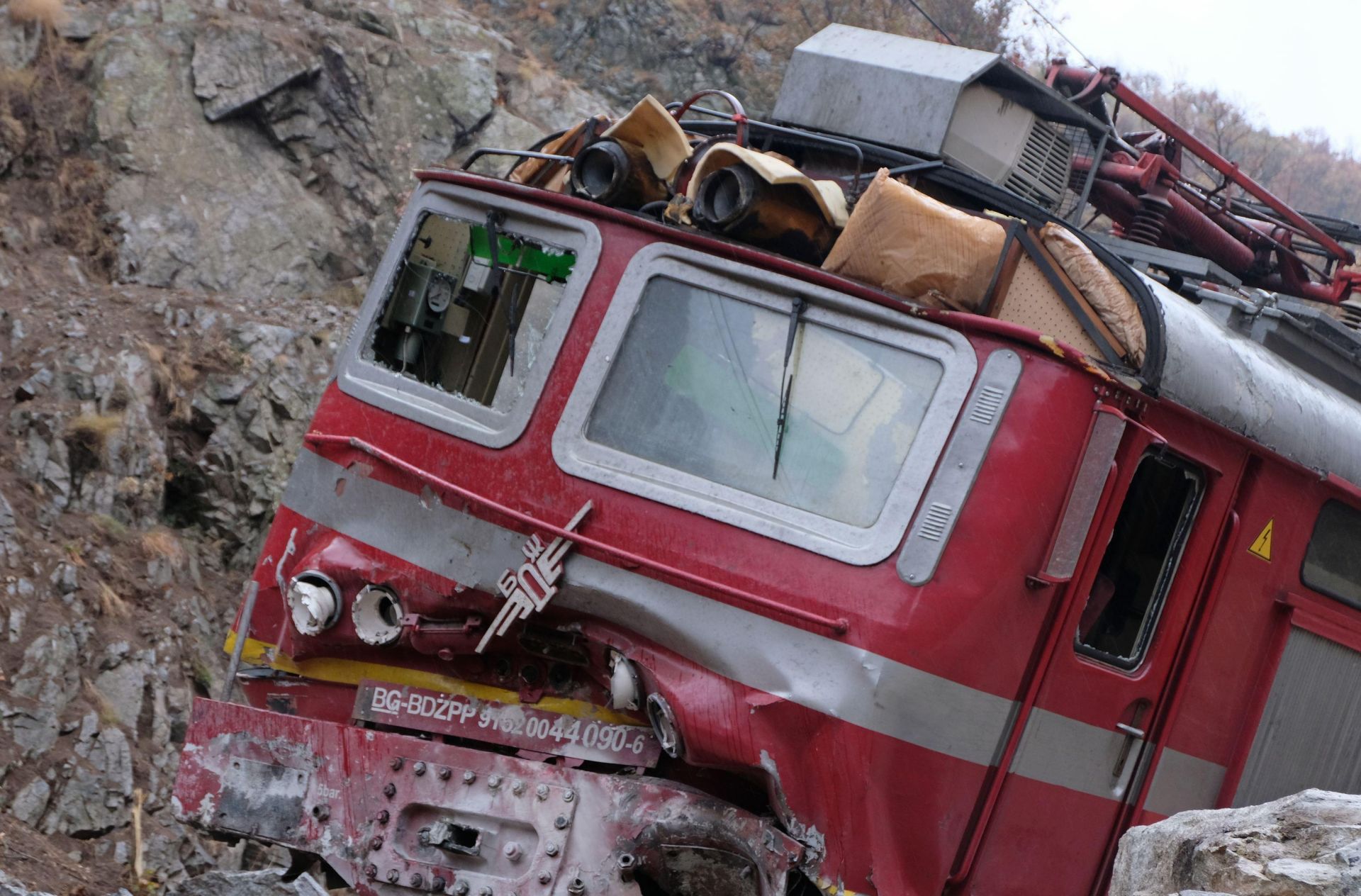 Стоманен стълб е предотвратил падането на дерайлиралия влак в река Струма