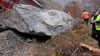 Локомотивът на пътническия влак София Бургас се е ударил в паднала