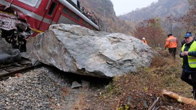 Влакът София-Бургас се удари в паднала на жп линията скала, пострадал е единият машинист
