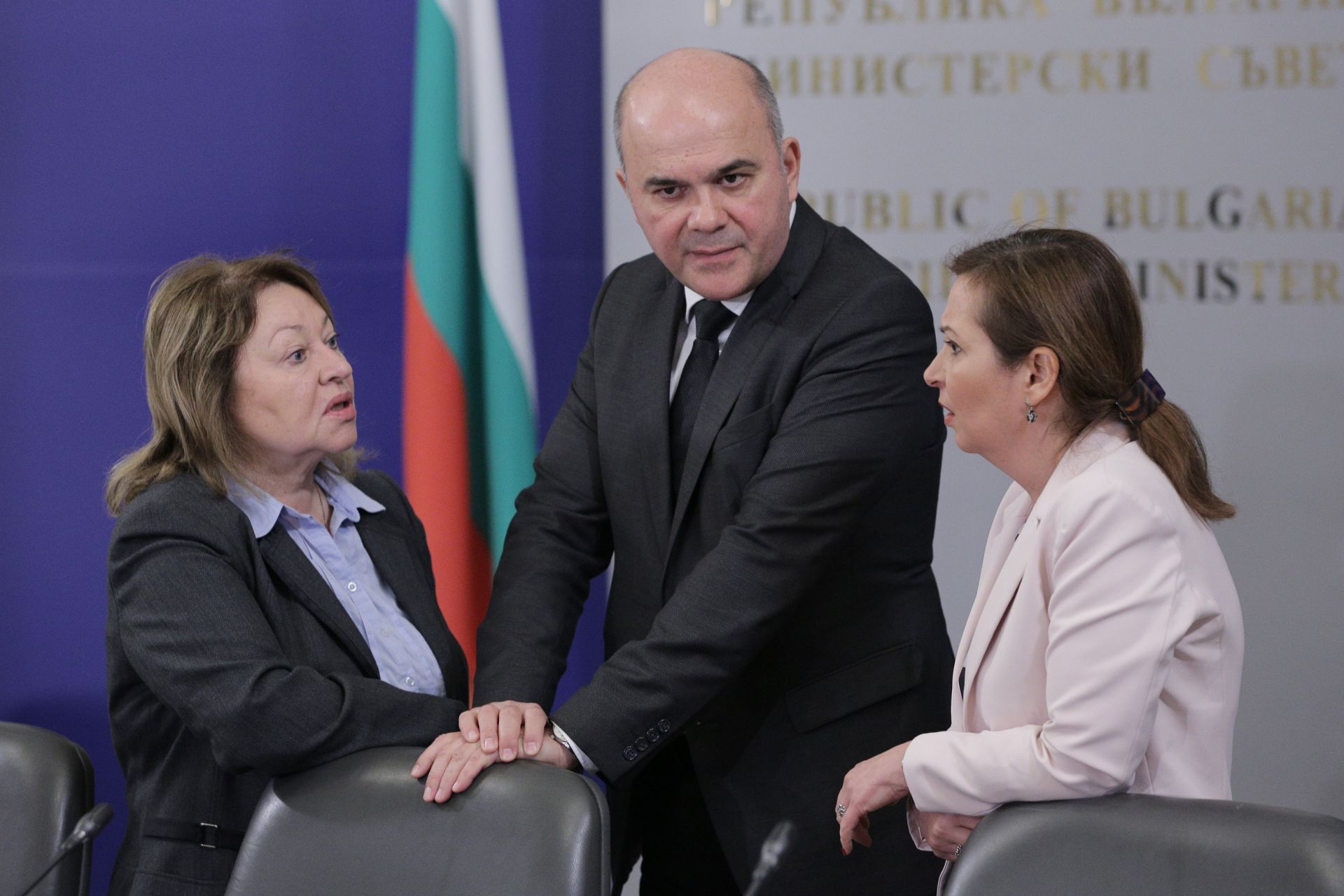 На снимката: министърът на труда и социалната политика Бисер Петков (в средата), Христина Христова (ляво) и заместник-министъра на труда и социалната политика Зорница Русинова (дясно)