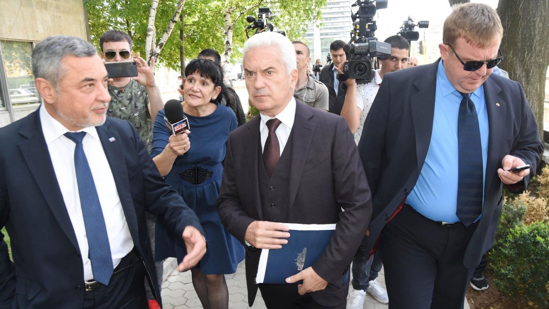 След близо осем часа напрегнати разговори завърши заседанието на малката