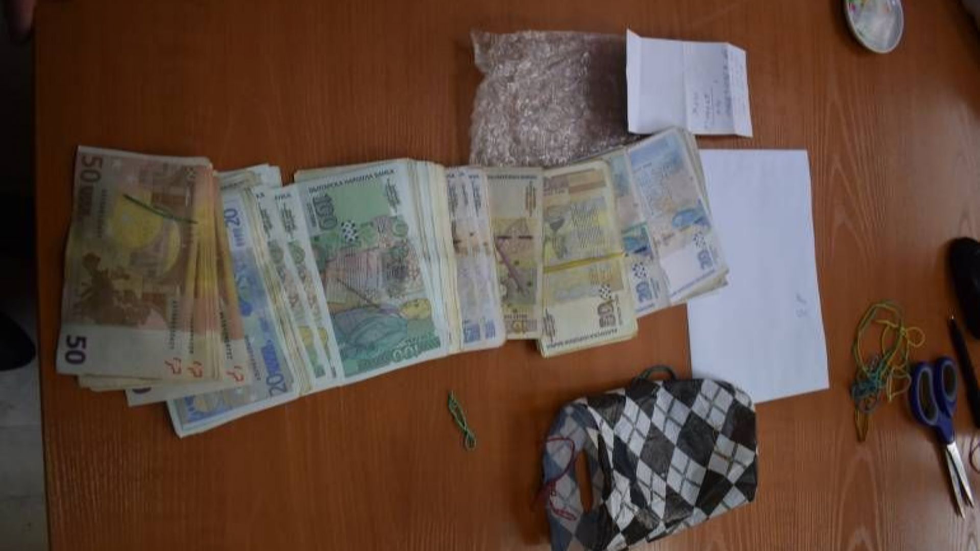 Специализираната прокуратура иззе валута и левове равняващи се на 427