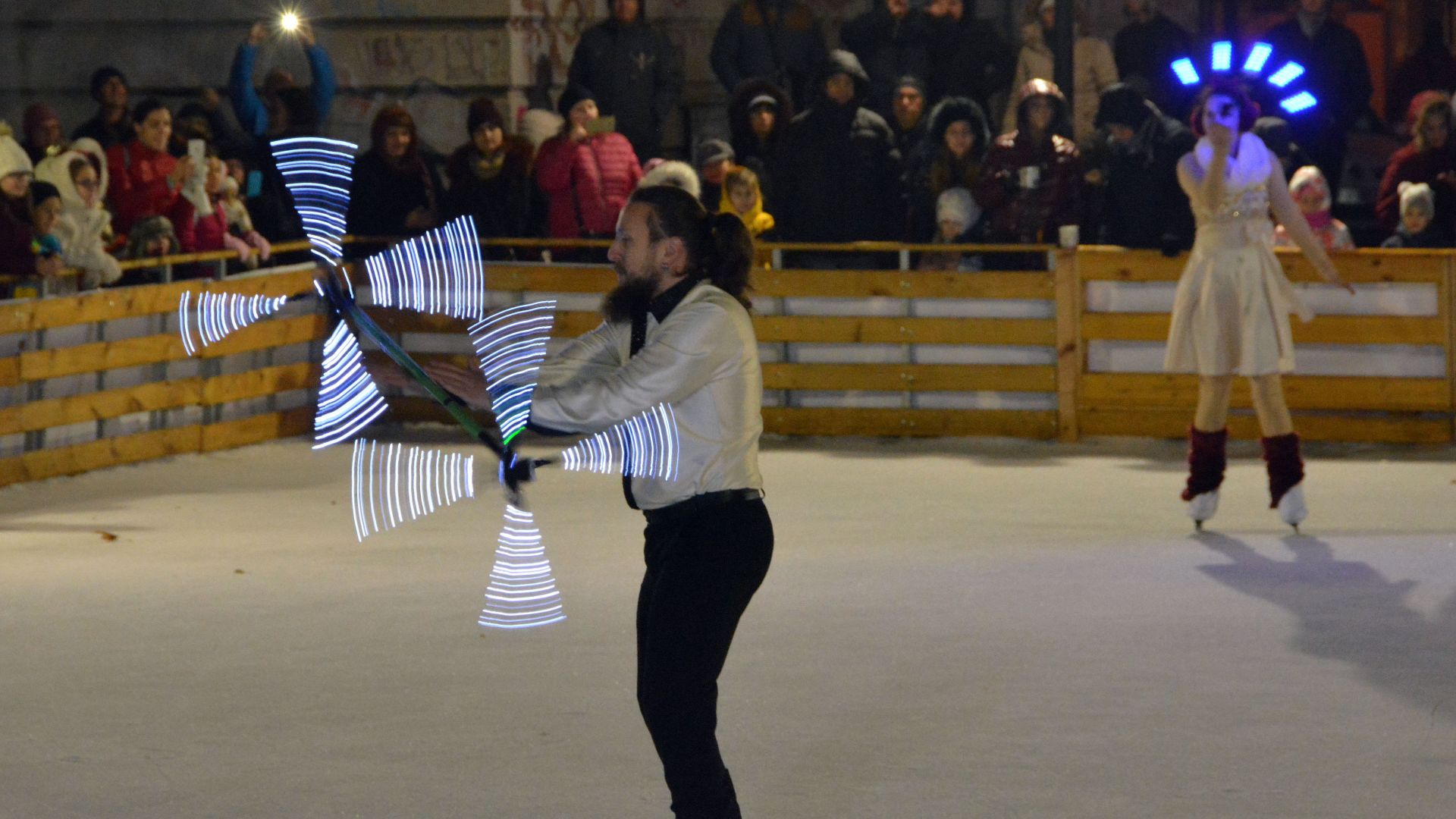 Светлинно и танцово шоу откри ледената пързалка в Русе