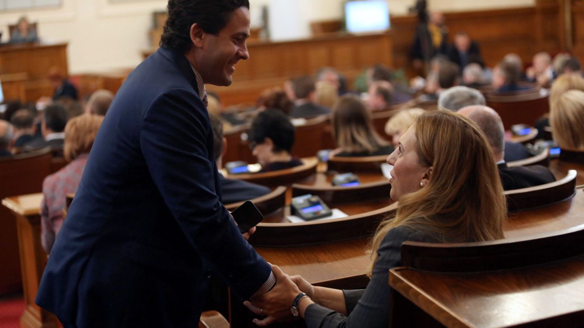 Скандал избухна между ГЕРБ и БСП дали са прекратени дебатите