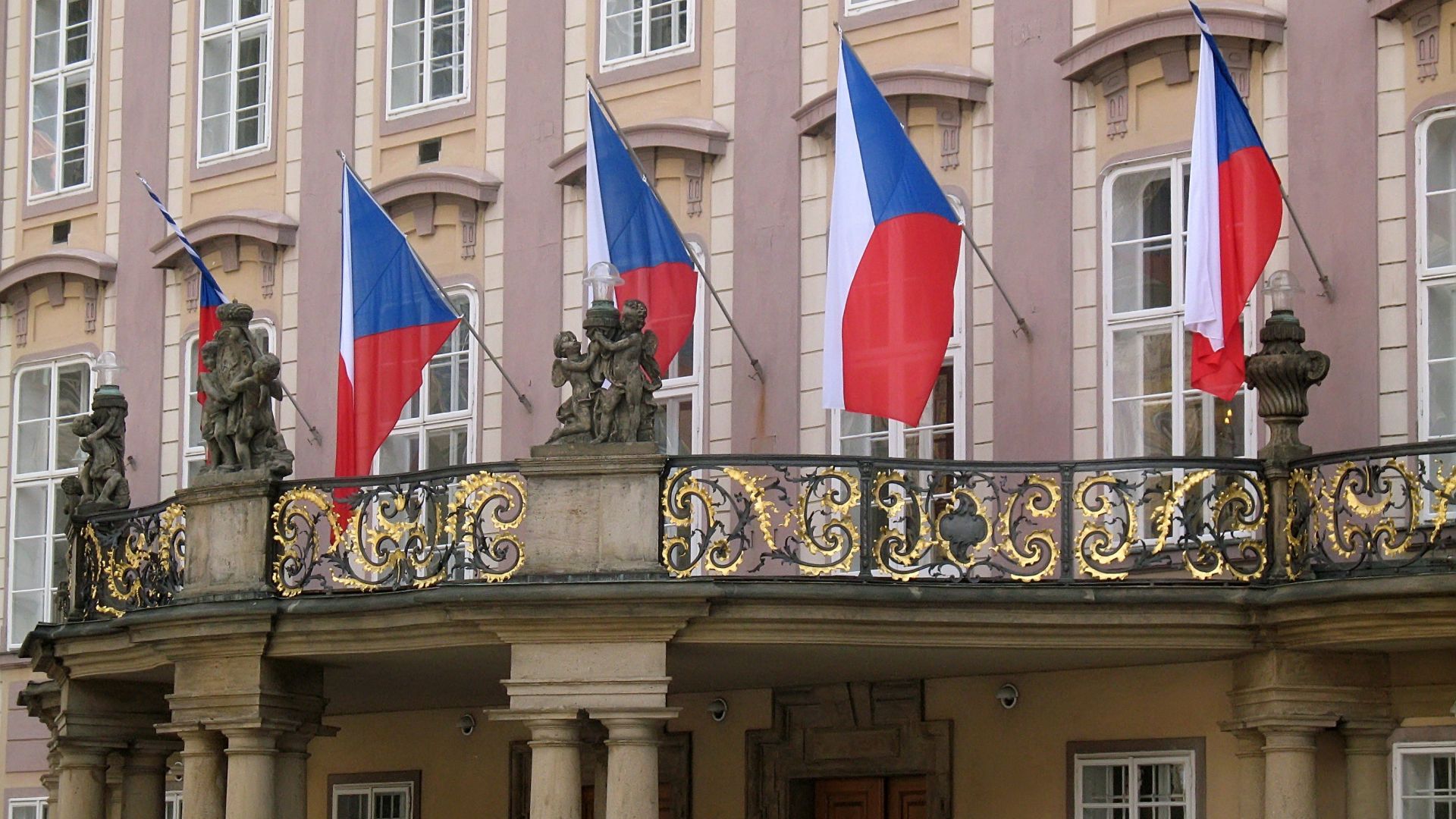 Чехия вдига минималната заплата на 584 долара