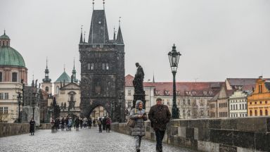 Чешкото правителство нареди да спрат работа повечето магазини и услуги