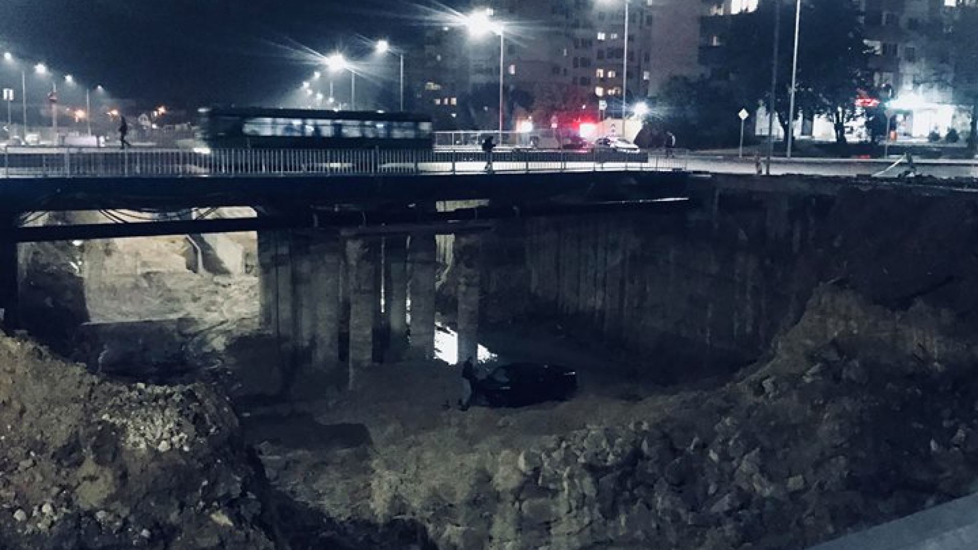 Кола падна в огромен изкоп за булевард във Варна