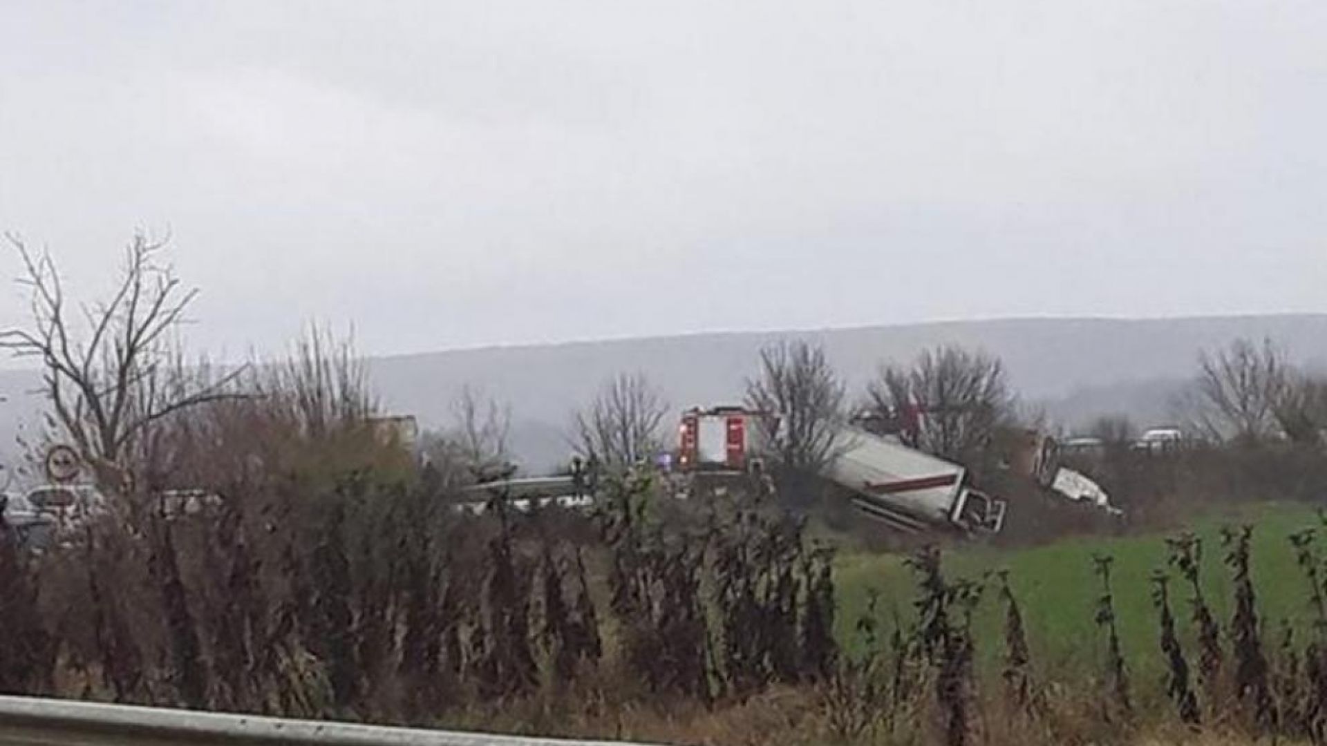 Млад мъж загина при катастрофа между товарен Мерцедес и микробус