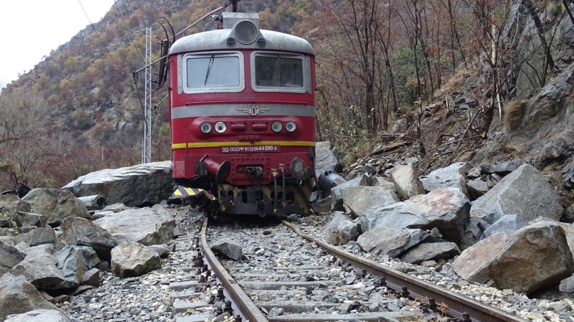 Влакът Варна-София се удари в паднали на релсите земна маса и дървета