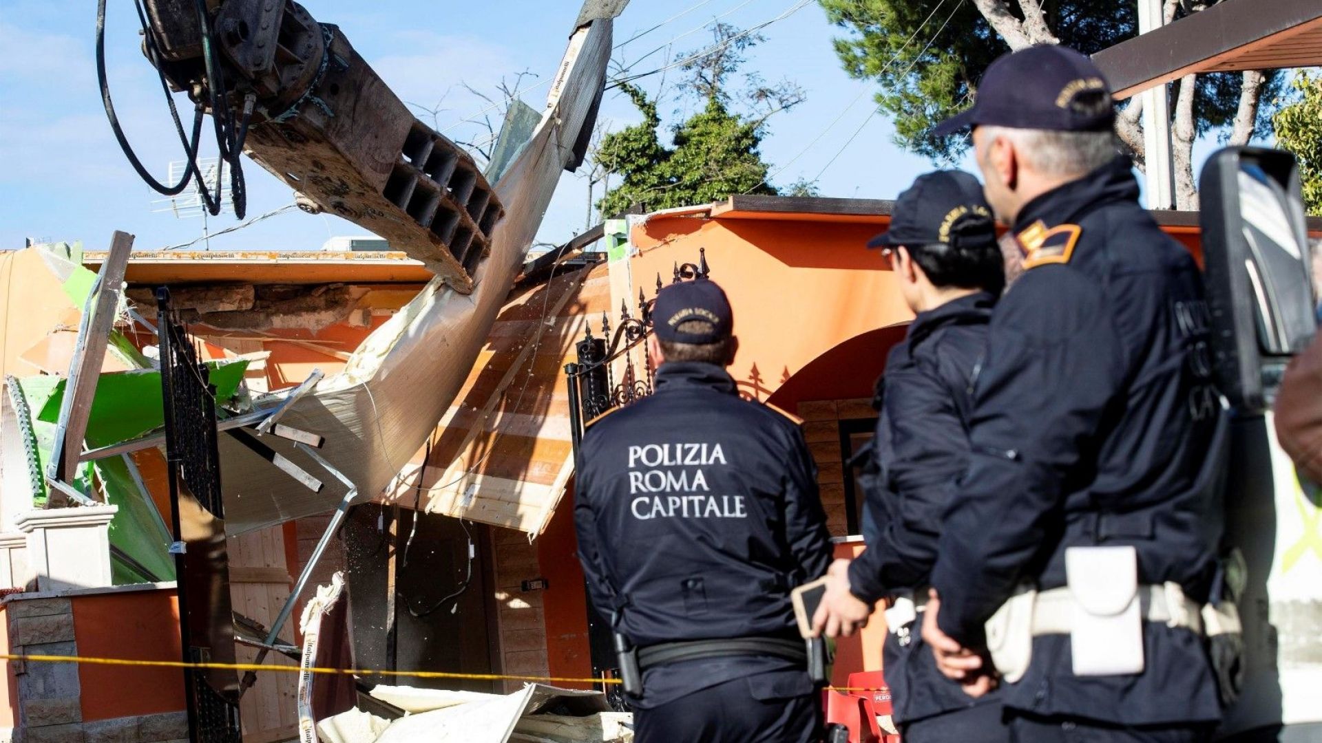 Италианската полиция започна разрушаването на осем вили построени незаконно в