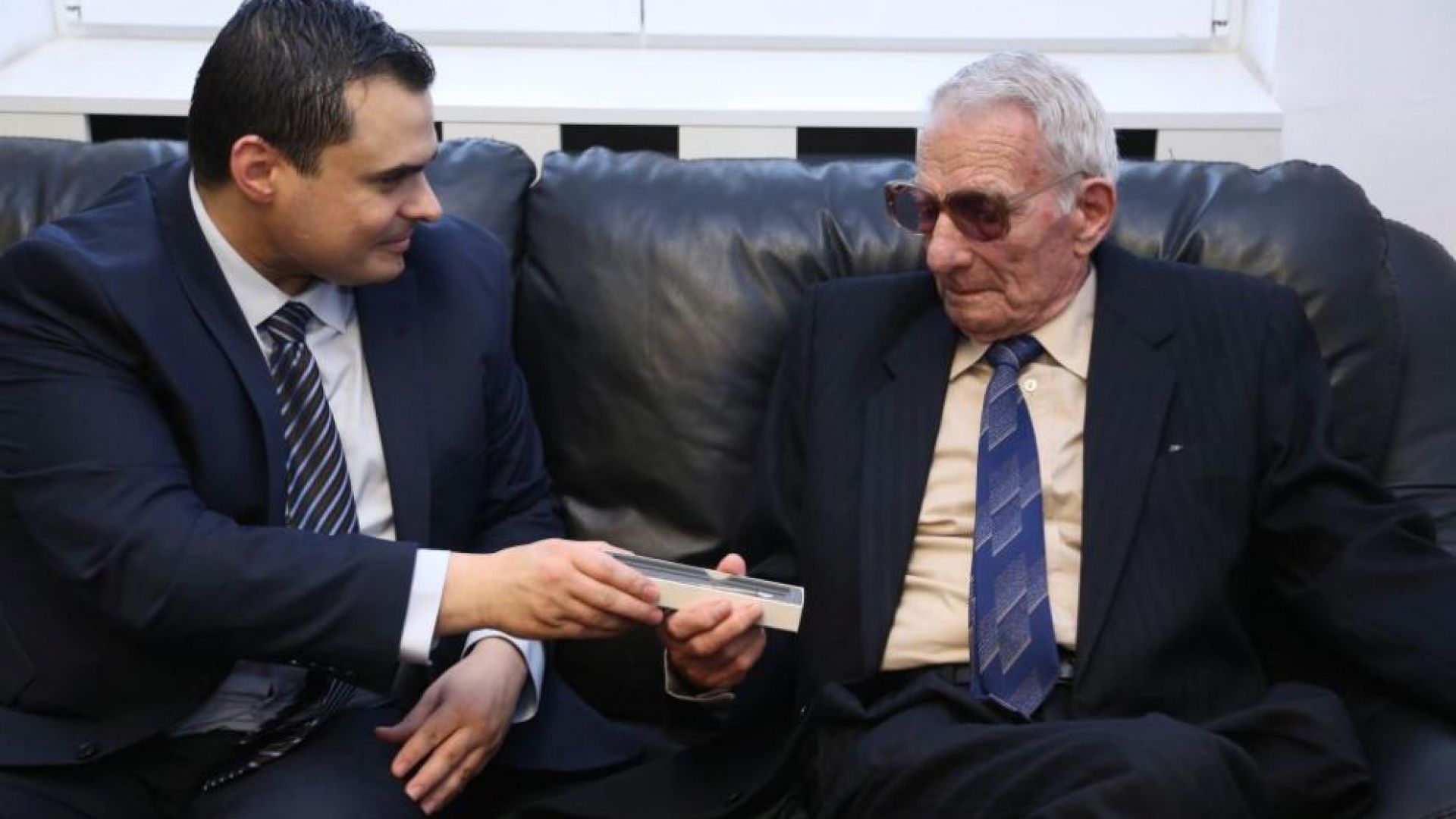 След 75 години една награда най после стигна до своя притежател