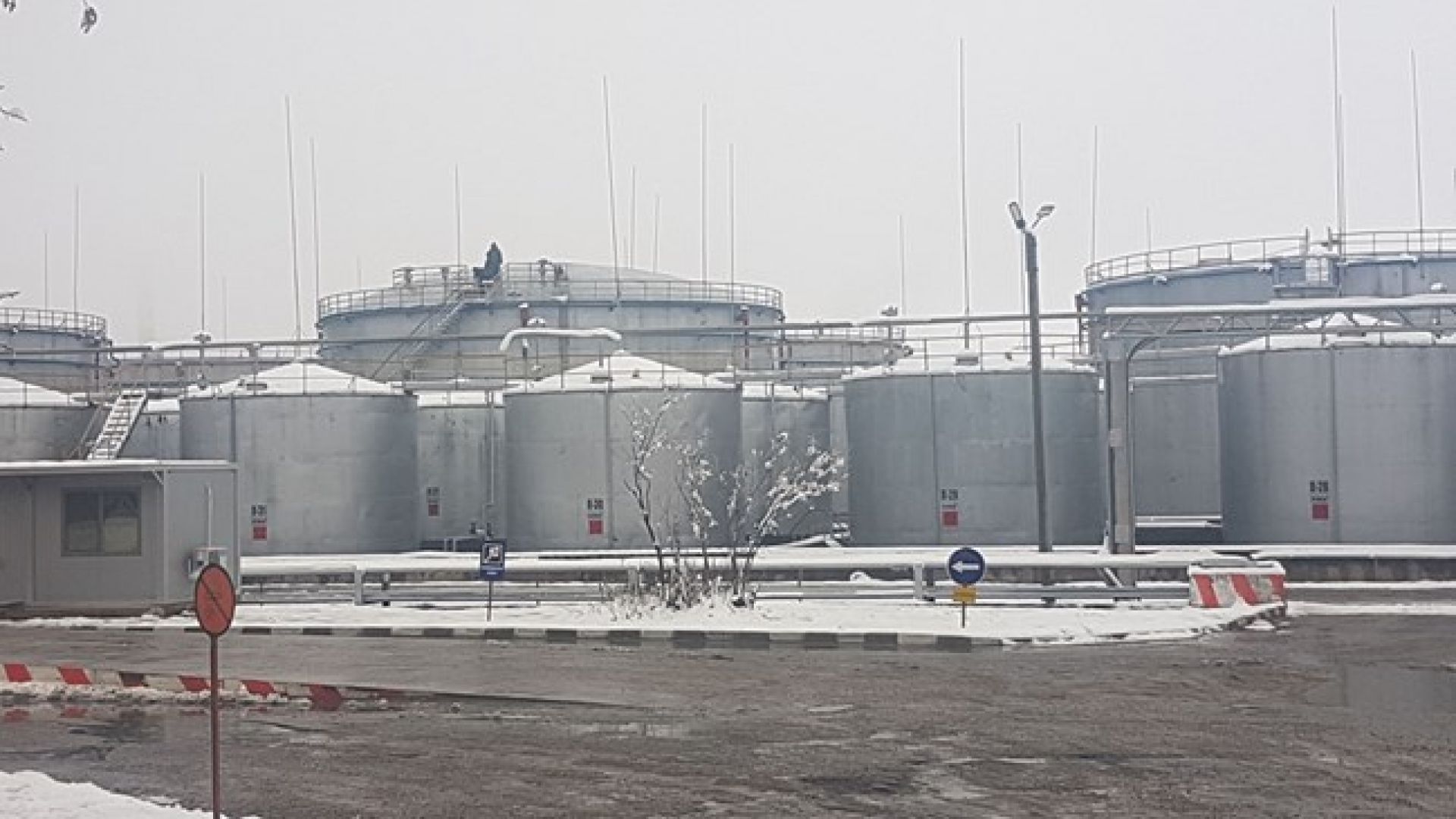 ДАНС, НАП и митничари са атакували складове за горива край Враца