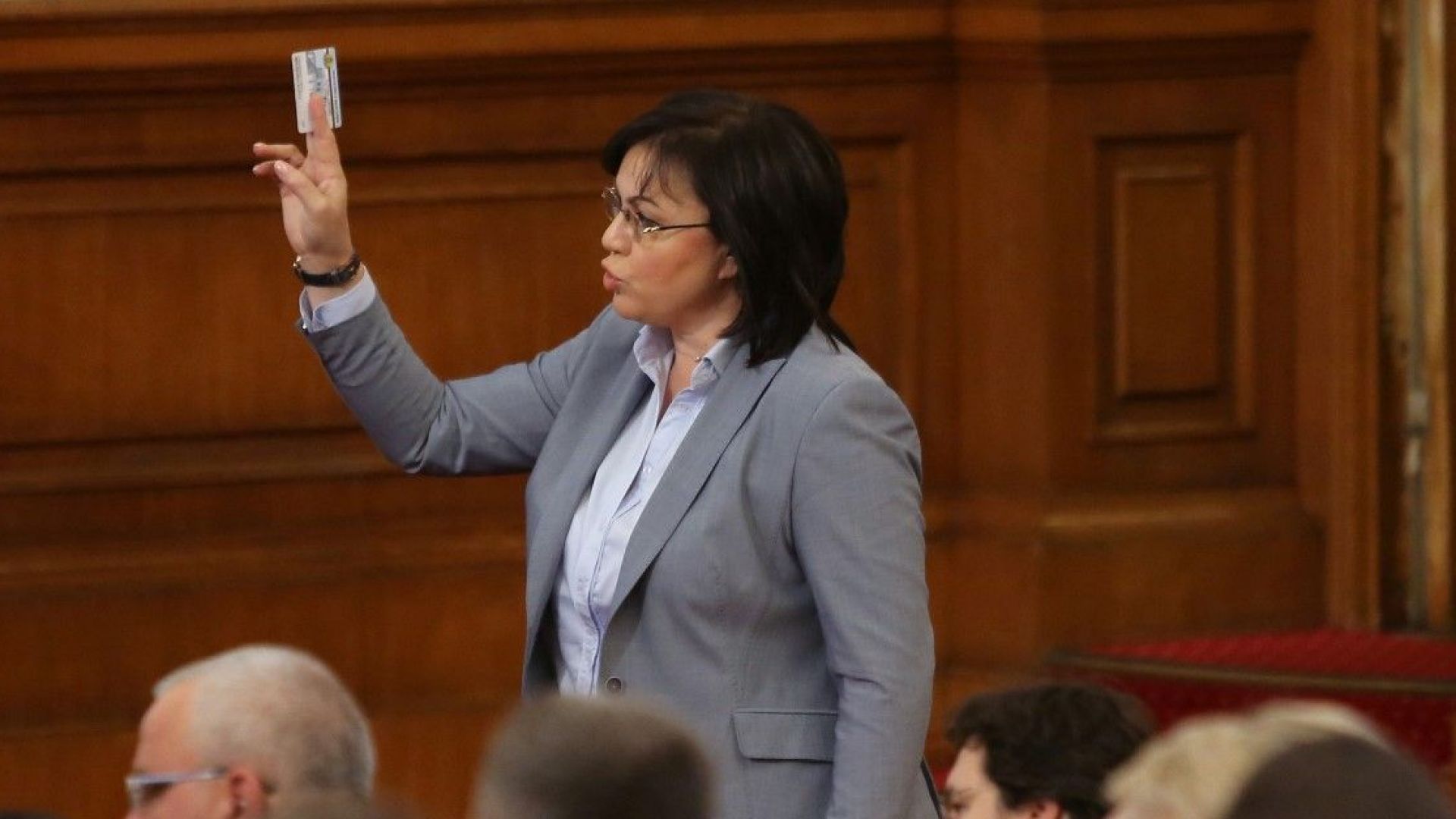 Лидерът на БСП Корнелия Нинова се оплака от непоискано полицейско