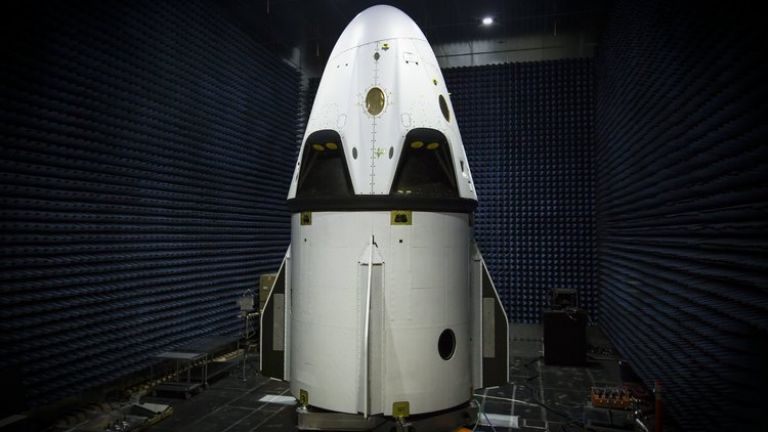 Космическият кораб на SpaceX полита утре