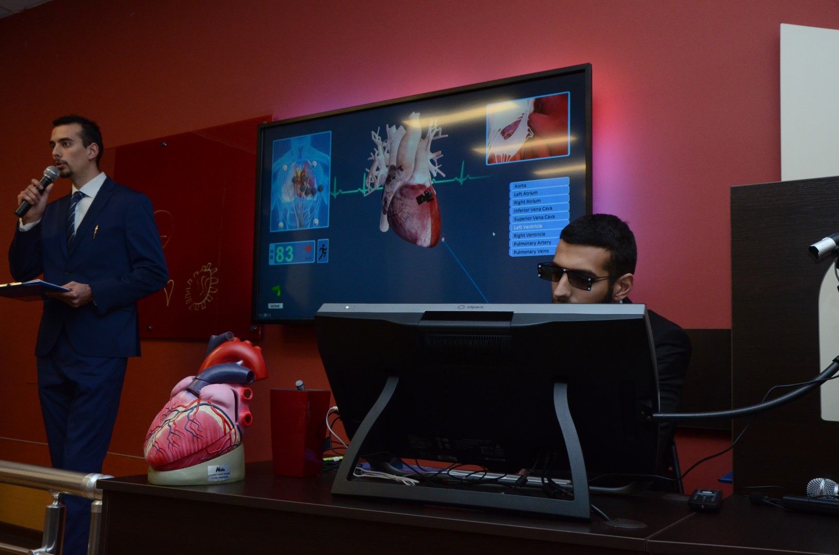 Демонстрация на 3D дисекция на човешкото сърце в Центъра по природни науки на училището