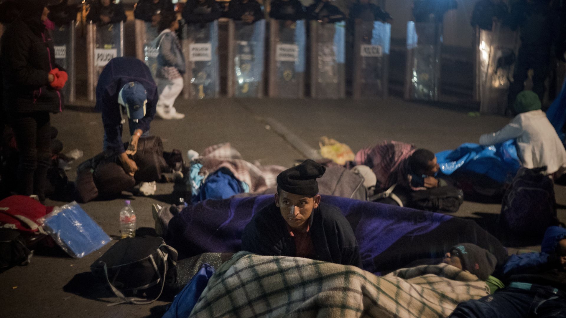 Стотици мигранти се събират в близост до границата между САЩ и