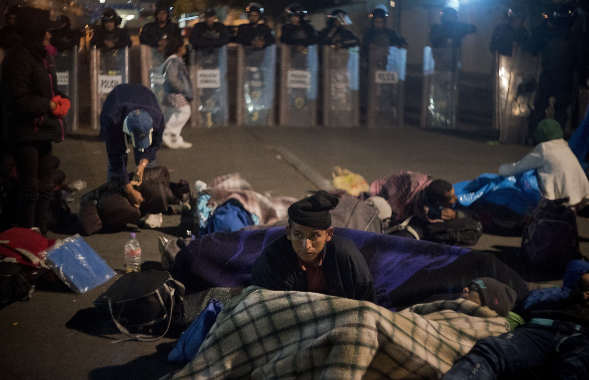 Стотици мигранти се събират в близост до границата между САЩ и Мексико