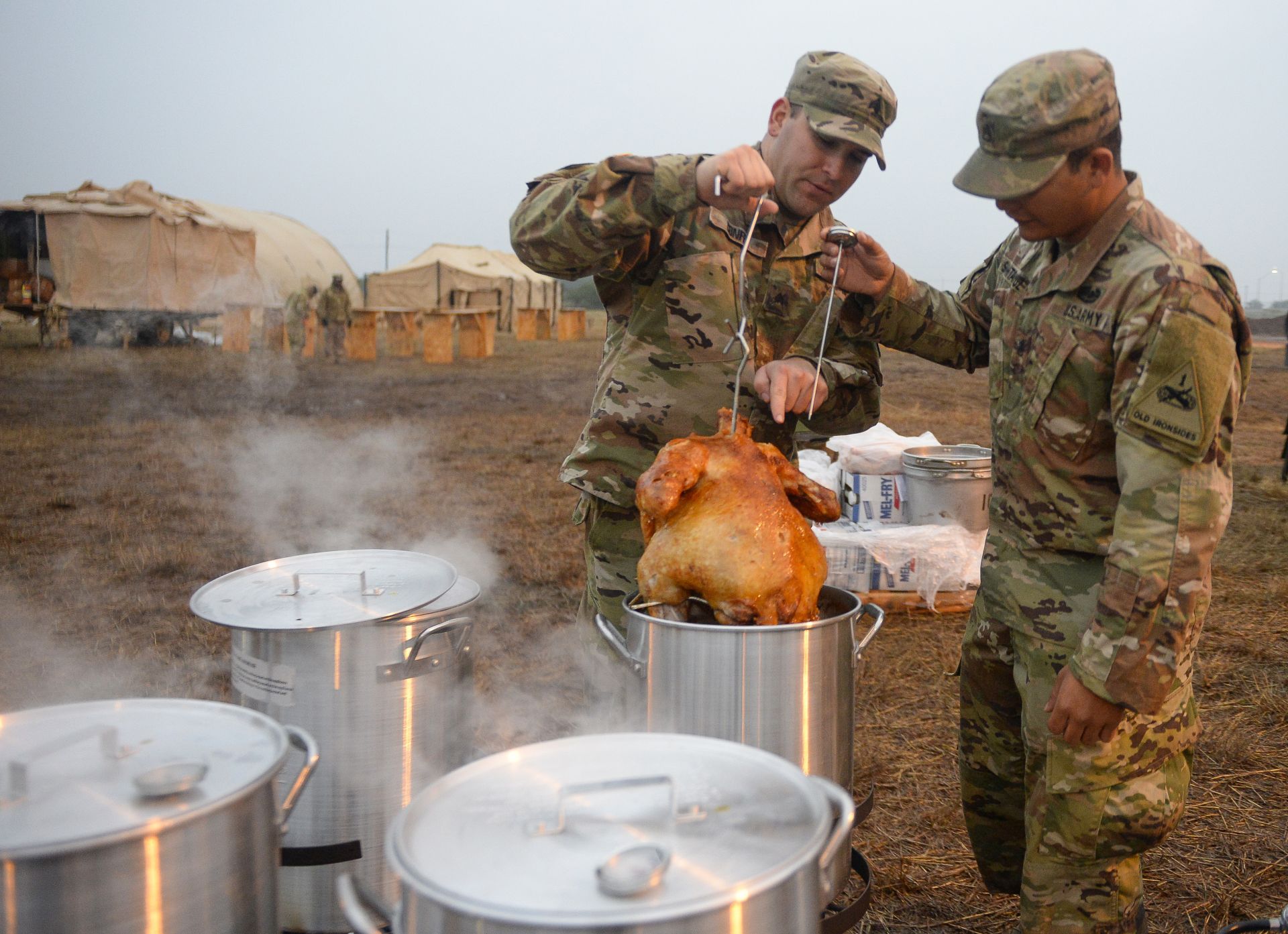 Американски войници си приготвят пуйката, командировани да пазят границата