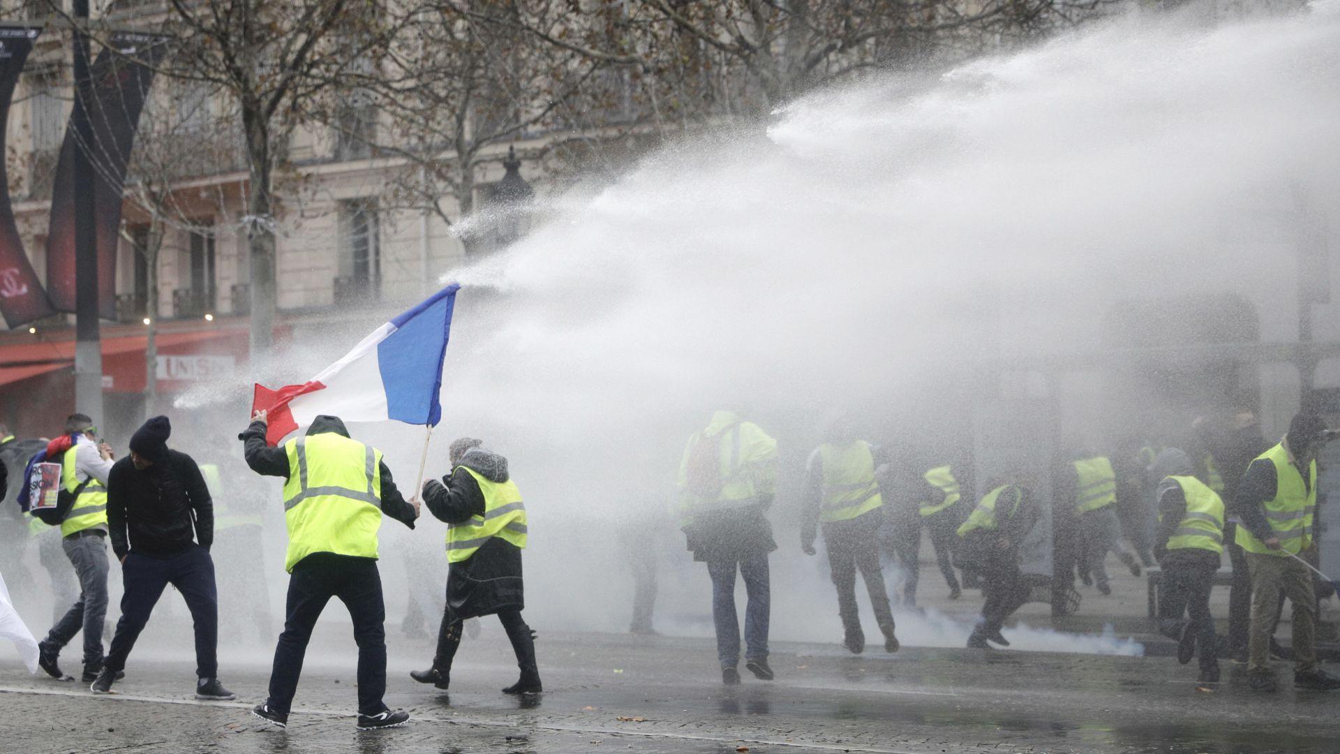 Френската полиция прибягна до сълзотворен газ и водни оръдия, за