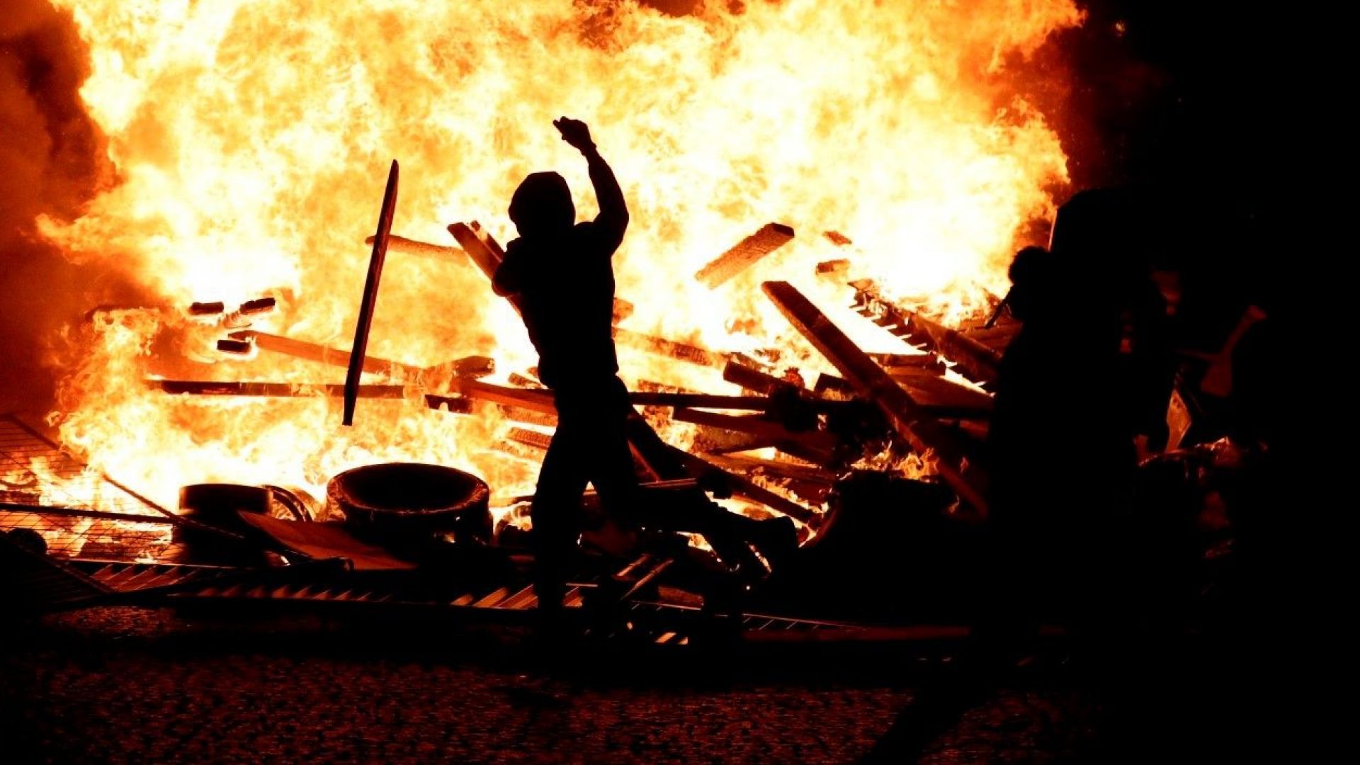 Най малко 19 души са ранени а 35 задържани по време