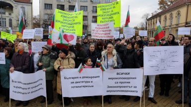 Протестанти и евангелисти протестираха пред парламента