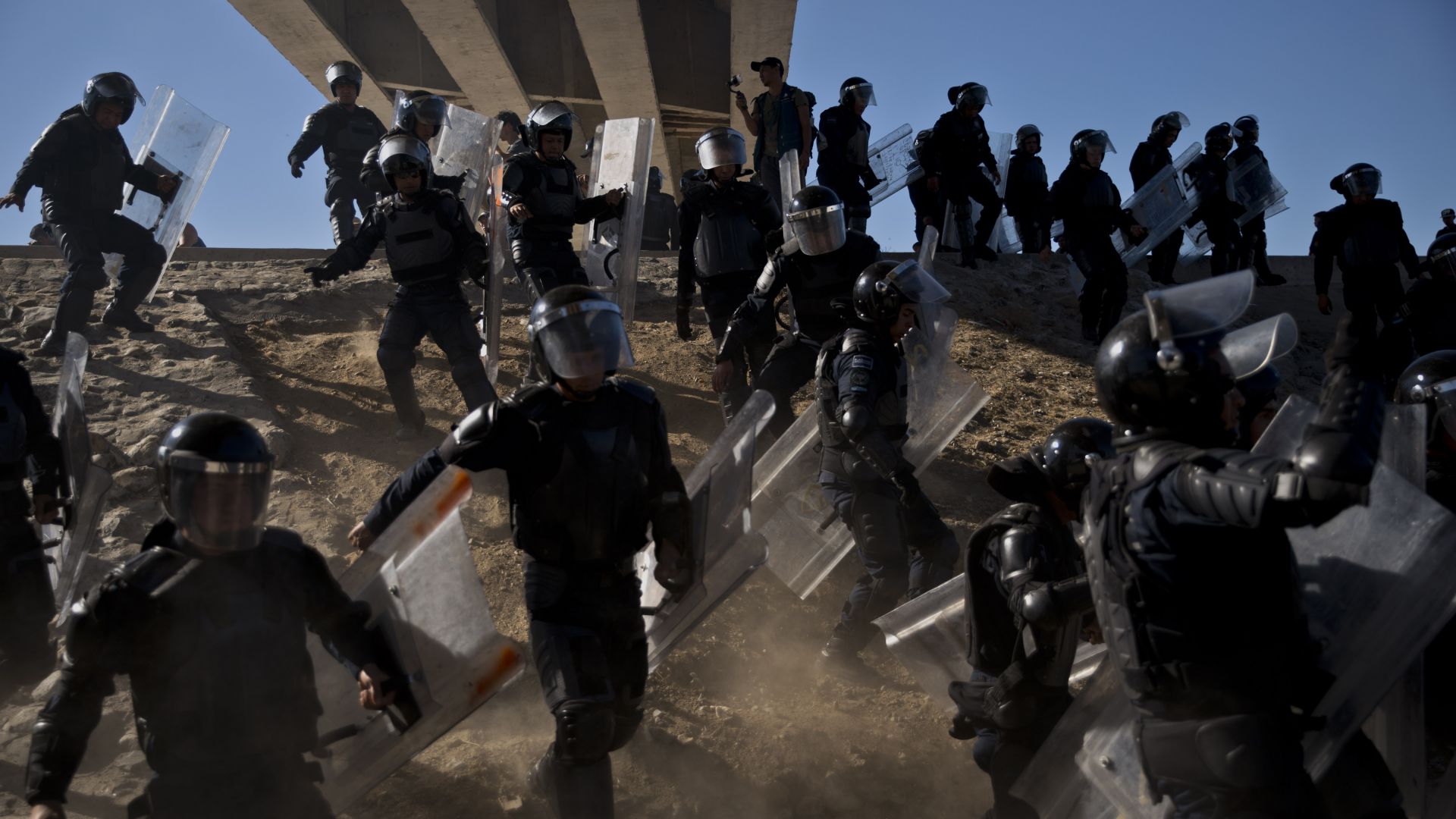 Около 500 мигранти от Централна Америка се опитаха вчера да