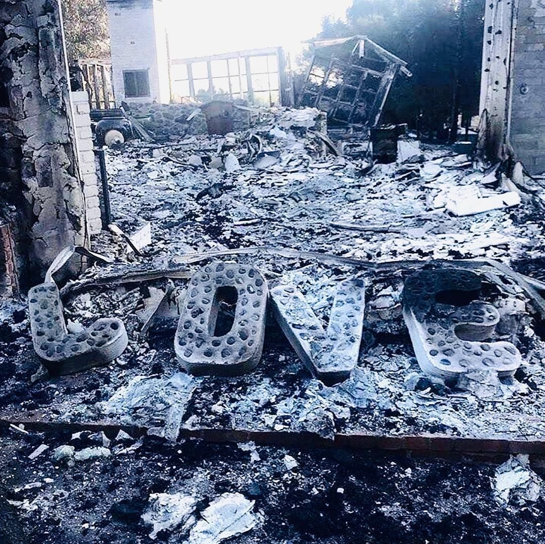 Изгорелият дом на Майли и Лиъм в Калифорния