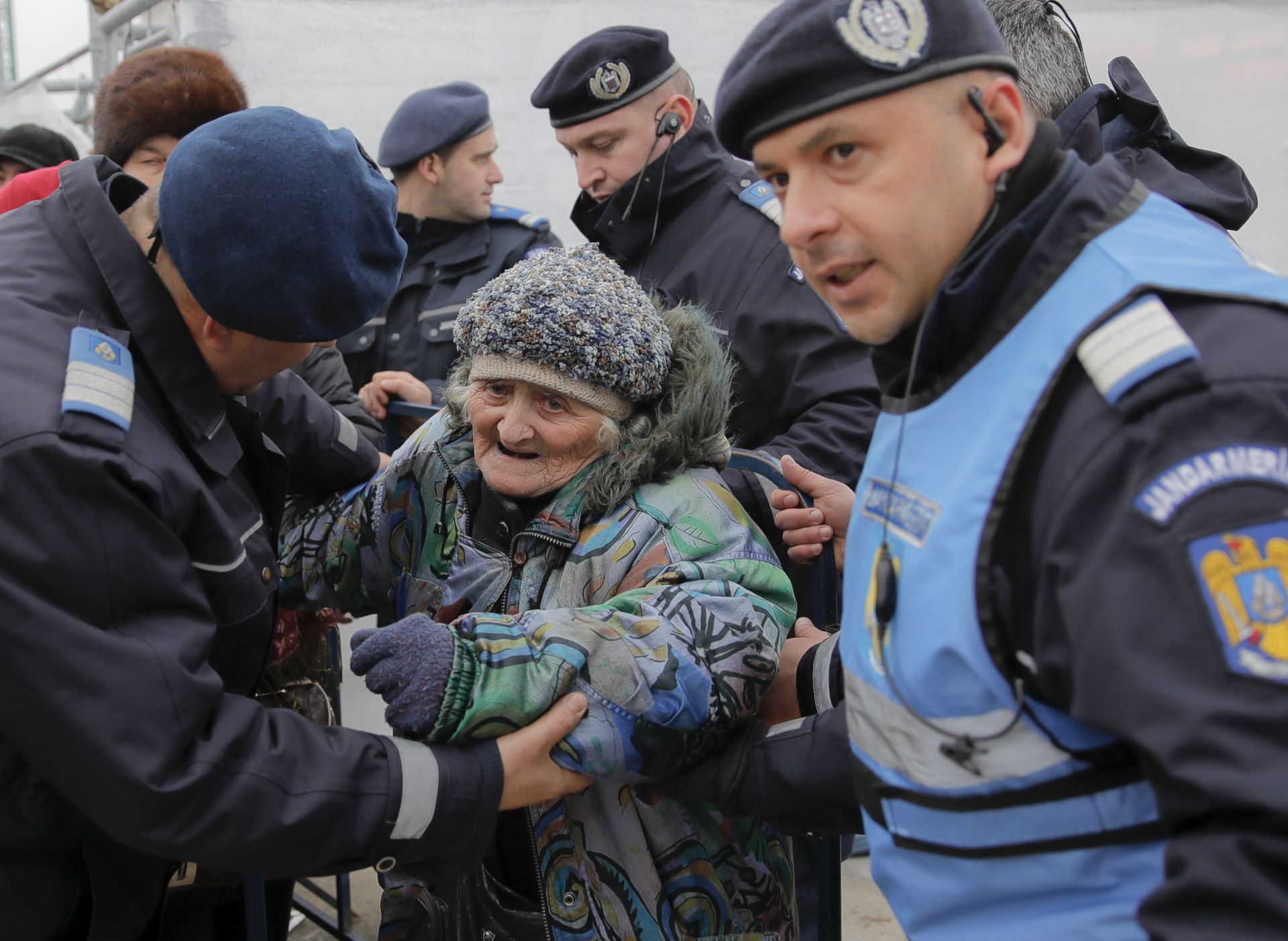 Полицаи оказват помощ на възрастна жена по време на церемонията