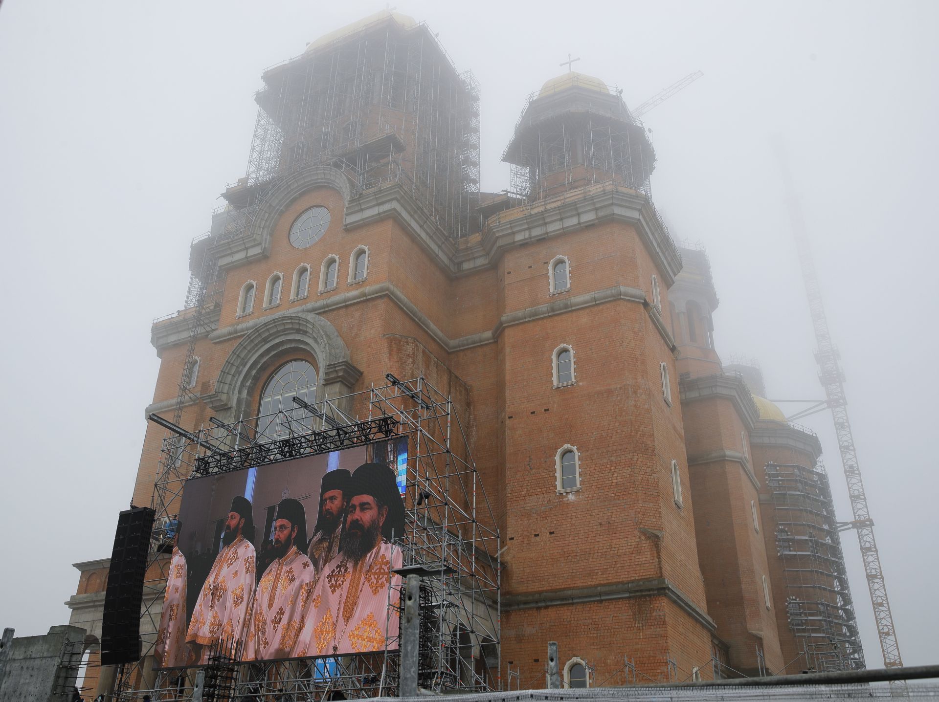 Множеството вярващи можеха да наблюдават церемонията на големи екрани, поставени пред катедралата