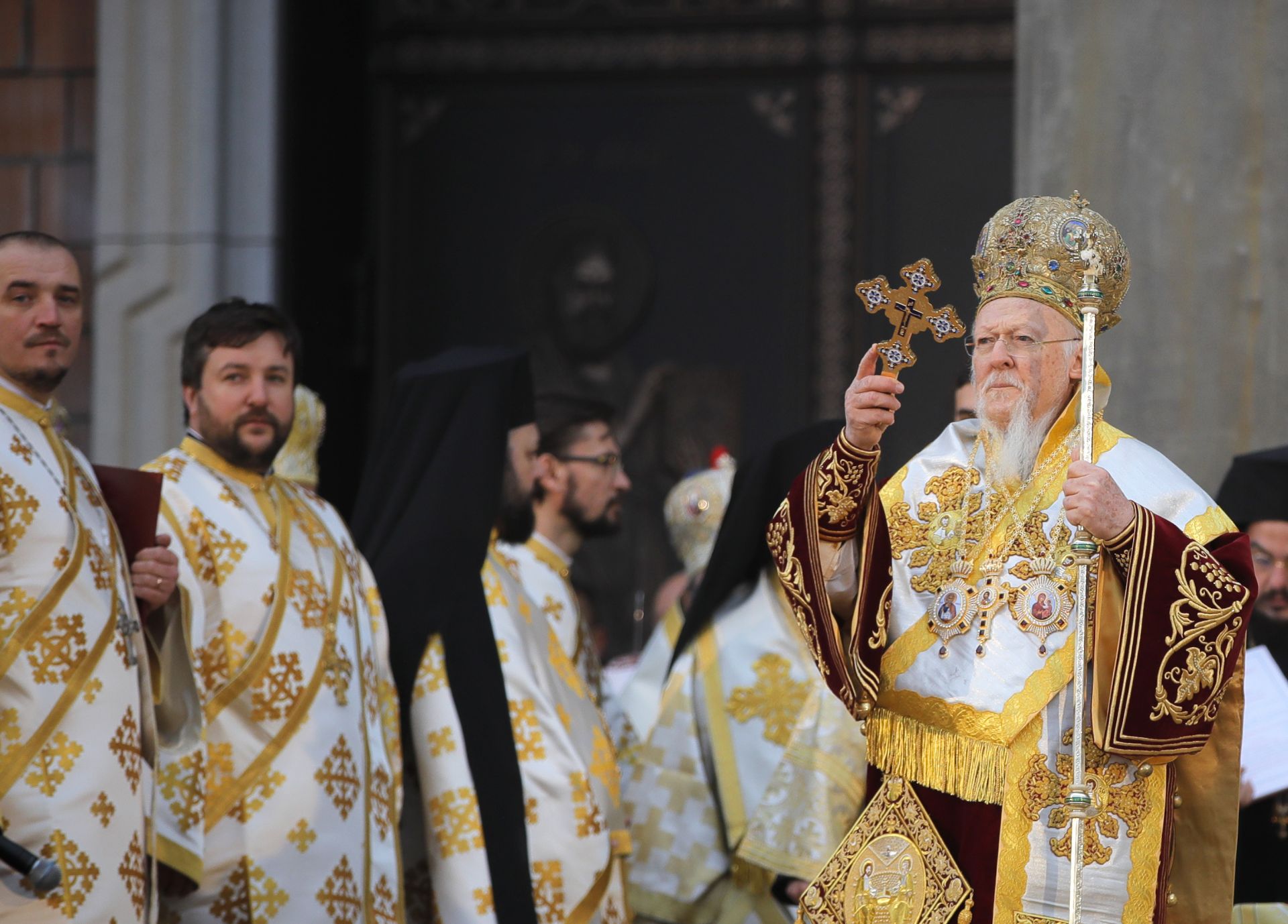 Вселенският патриарх Вартоломей Първи и румънският патриарх Даниел отслужиха Света литургия с участието на още 100 свещеници
