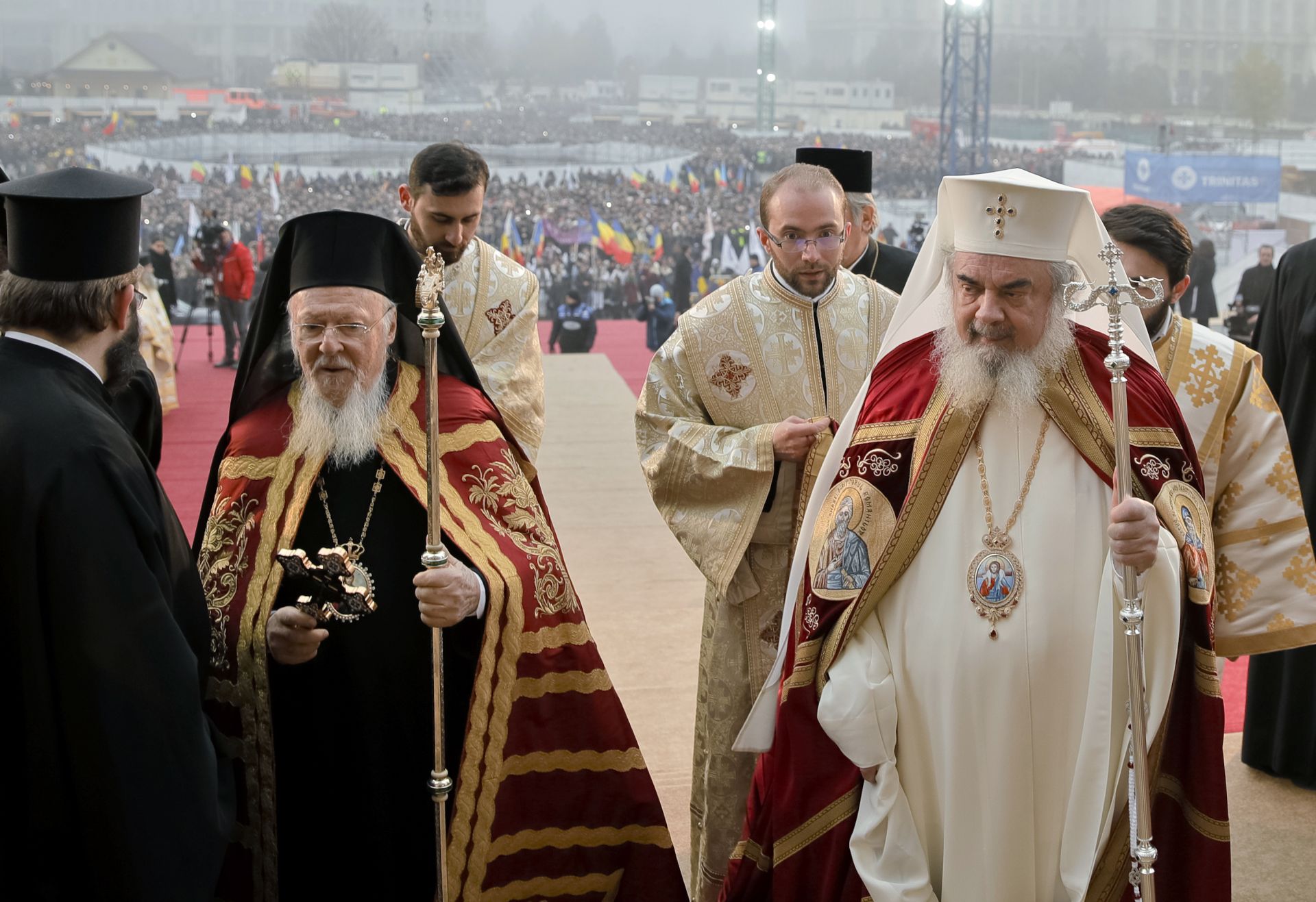 Вселенският патриарх Вартоломей Първи и румънският патриарх Даниел отслужиха Света литургия с участието на още 100 свещеници