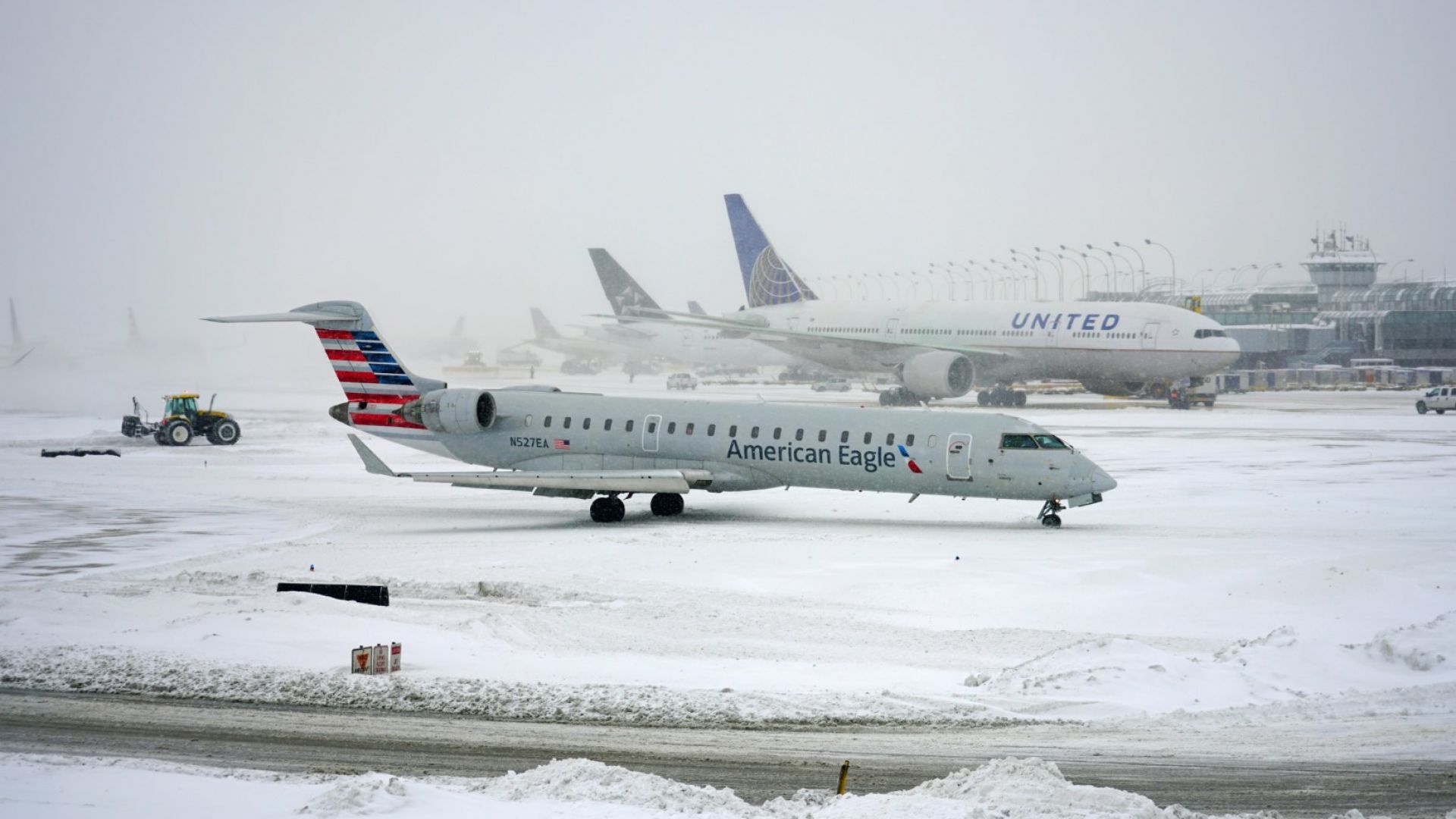 Снежни бури и виелици в САЩ, отменени са стотици полети
