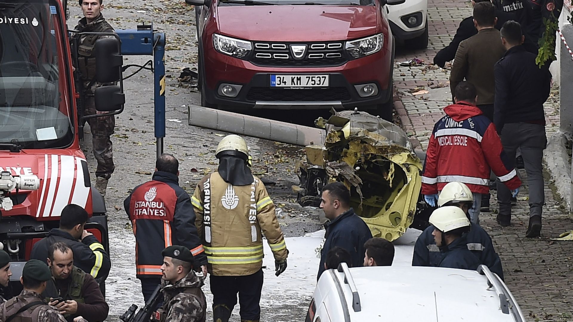 Военен хеликоптер се разби в сграда в Истанбул, 4-ма загинаха (снимки+видео)