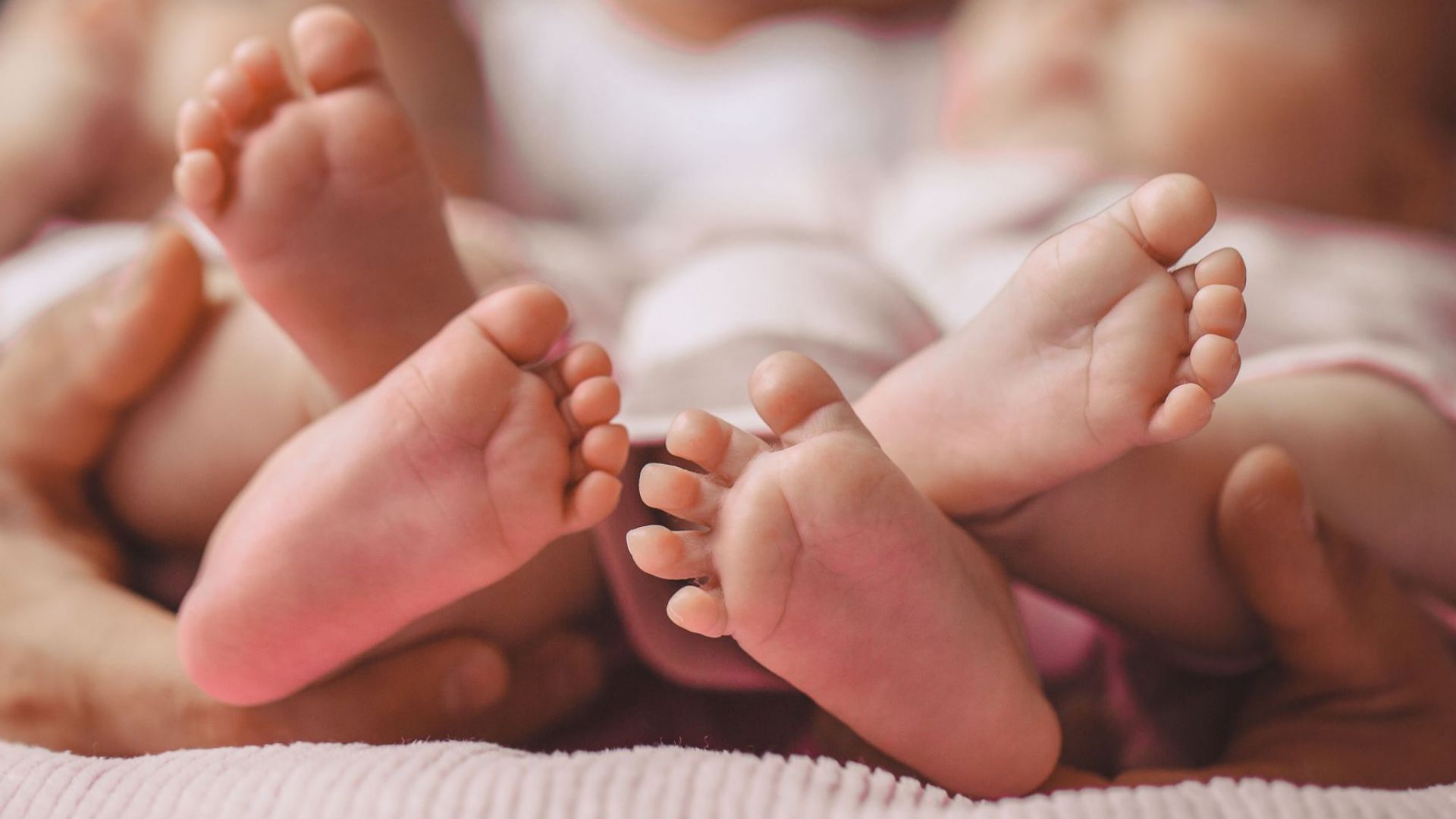 Близначки от Русе родиха децата си в един и същи ден