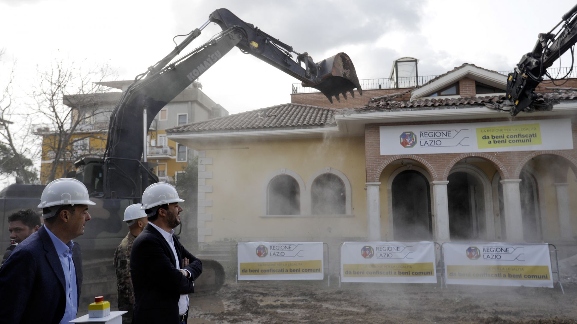 Министър лично разруши незаконна мафиотска вила в Рим (видео и снимки)