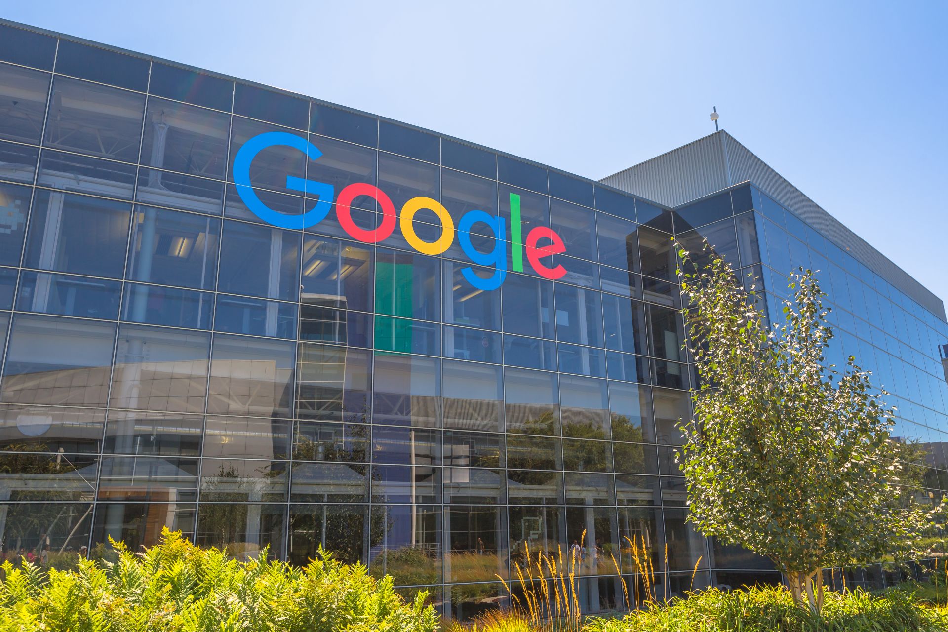 Гугъл ще инвестира 13 милиарда долара в нови офиси и центрове за данни в САЩ