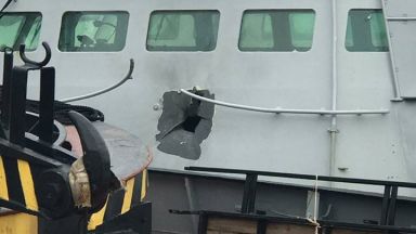 Снимка показва пробойна на кабината на "Бердянск“ след руския обстрел